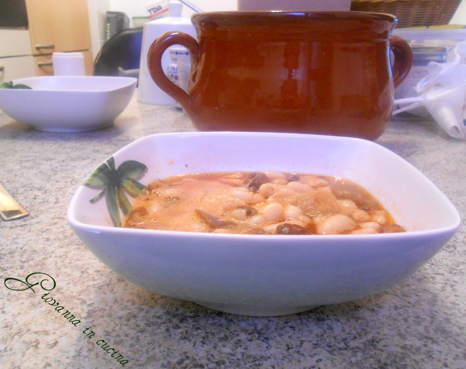 Coccio con zuppa di fagioli e funghi