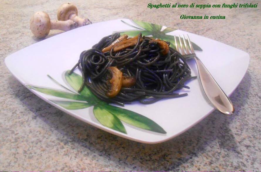 Spaghetti al nero di seppia con funghi trifolati