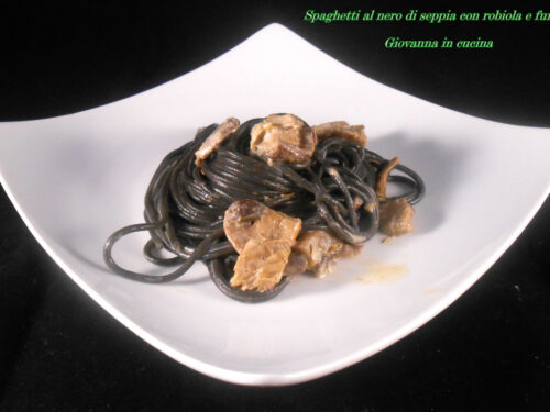 Spaghetti al nero di seppia con robiola e funghi