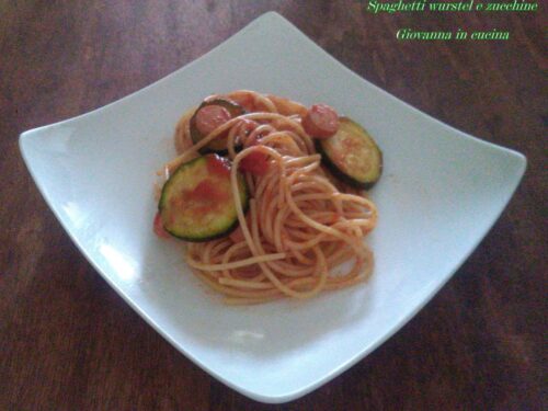 Spaghetti wurstel e zucchine