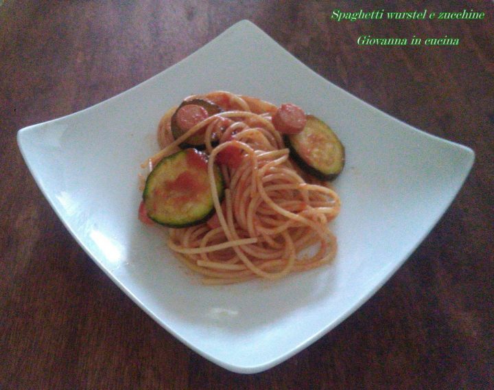 Spaghetti wurstel e zucchine